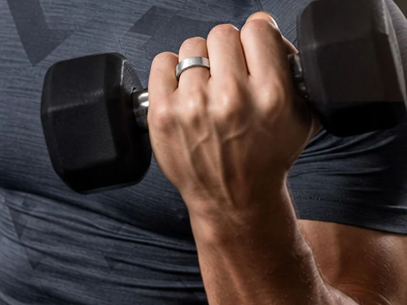 A person wearing a smart ring during a strength workout